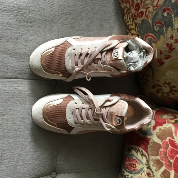 Stella McCartney UltraBoost 22.  Rose Gold.  US Size 9. - Picture 4 of 5